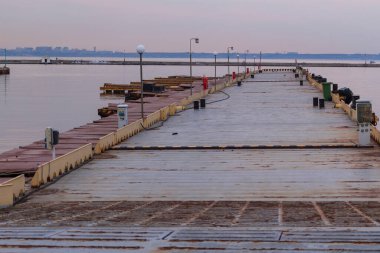 İnsansız ve gemilersiz bir iskele.