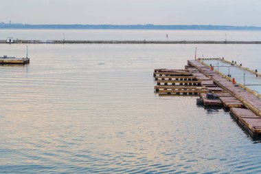 İnsansız ve gemilersiz bir iskele.