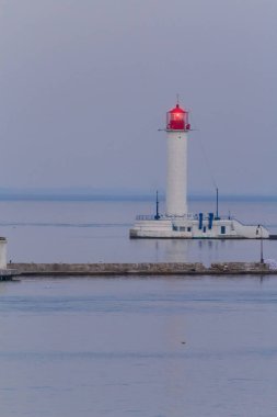 Akşamları deniz arka planında deniz feneri