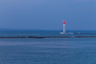 Deniz feneri gün batımından sonra, arka planda
