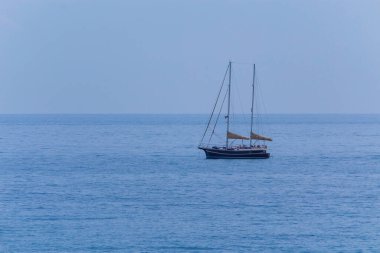 Sönük yelkenli yelkenli açık denizde sürüklenir, tüm dünyada popüler bir tatil, arka plan, kopyalanmış uzay