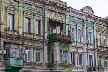 Binanın ön cephesi acil durumda, dekoratif unsurlar, kornişler ve sıva ile yenilenmesi gerekiyor.