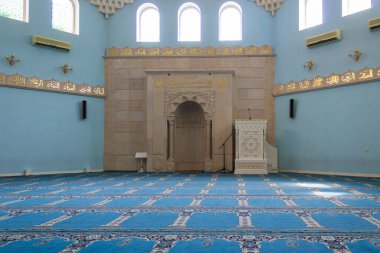 Camiinin içinde geleneksel İslam sembolleri var.