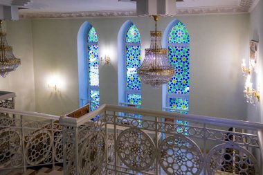 İslam 'da mimaride geleneksel geometrik renk kalıplarına sahip cami pencereleri, arka plan