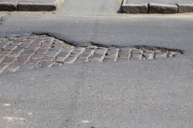 Yıkılmış asfalt altında iyi taşlı yol, arka plan