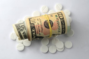 Lastik bantla bağlanmış ve haplar etrafa saçılmış.