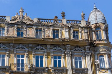 Binanın ön cephesi acil durumda, dekoratif unsurlar, kornişler ve sıva ile yenilenmesi gerekiyor.