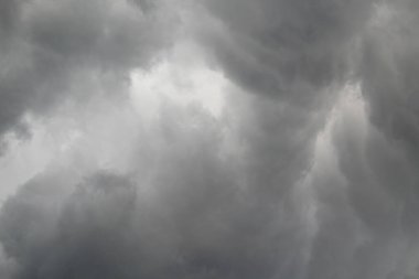 Kasırga dramatik gökyüzünü kapladı