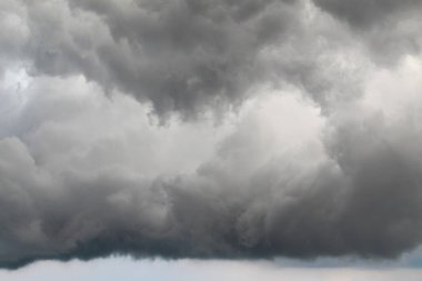 Kasırga dramatik gökyüzünü kapladı