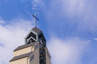 Katolik haçı olan bir kilise. Din Arkaplanı