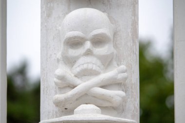 İki kemik ve beyaz kafatası batıl inançların objeleridir. Gayri resmi grupların yaygın bir tarihi sembolüdür..