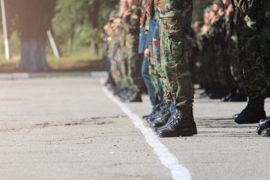 Tören alanında asker inşa ediyorlar.