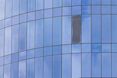 Bir ofis gökdeleninin kırık penceresi. Tipik bir gökdelende cam eksikliği. Metin veya etiket için boşluk kopyala.