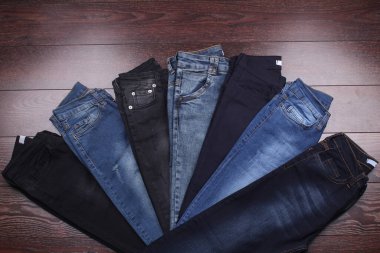 Ahşap zeminde kot pantolon, arka plan.