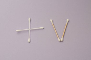 Kulakları temizlemek için pamuklu çubuklar. Plastik katlanmış haç. Ahşap (çevre dostu) kene şeklinde katlanmış.
