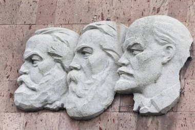 Balti (Beltsy), Moldova, 6 Kasım 2018, SSCB 'nin sembolleri: Lenin, Marx, Engels - Komünistlerin sosyal ve siyasi fikirleri, geçmişi