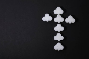 Siyah zemin üzerinde rafine şekerden yapılmış haç mezar taşı sembolü. Metin için yeri olan soyut kasvetli sembolizm.