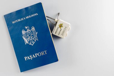 Moldova pasaportu ve gümrük mührü, açık arkaplanda Moldova Cumhuriyeti 'nin ulusal amblemini taşıyor