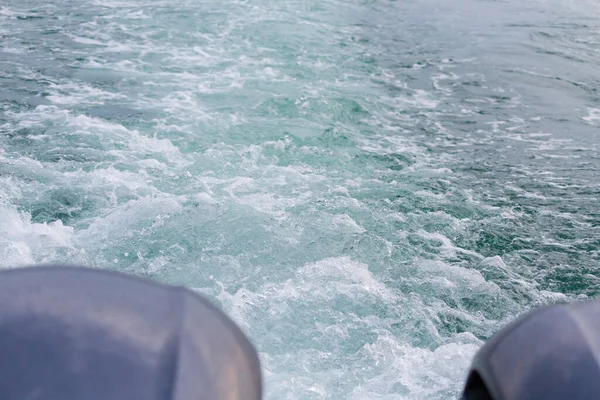 海の上のスポーツボートのモーターからの波とスプラッシュ — ストック写真