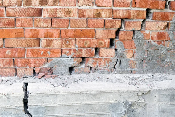 Großer Riss Der Hauswand Hintergrund — Stockfoto