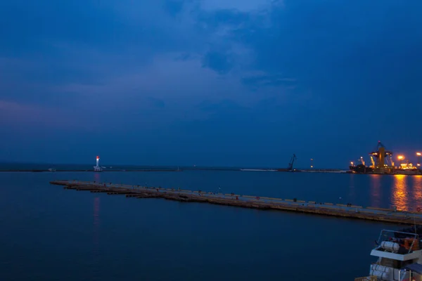 日没後の海の灯台背景 — ストック写真