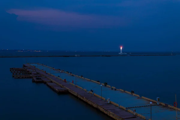 日没後の海の灯台背景 — ストック写真