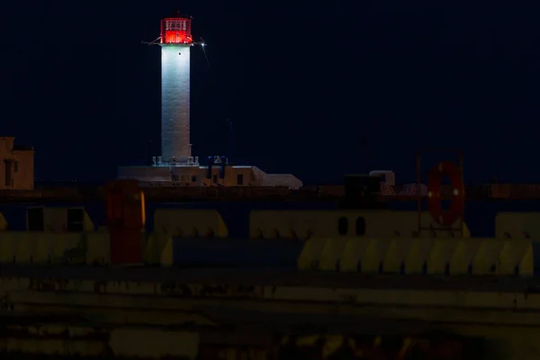 長い露出 背景に日没後の夜の海の灯台 — ストック写真
