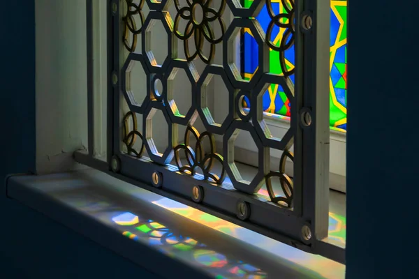 イスラム建築における伝統的な幾何学的な色パターンを持つモスクの窓 — ストック写真