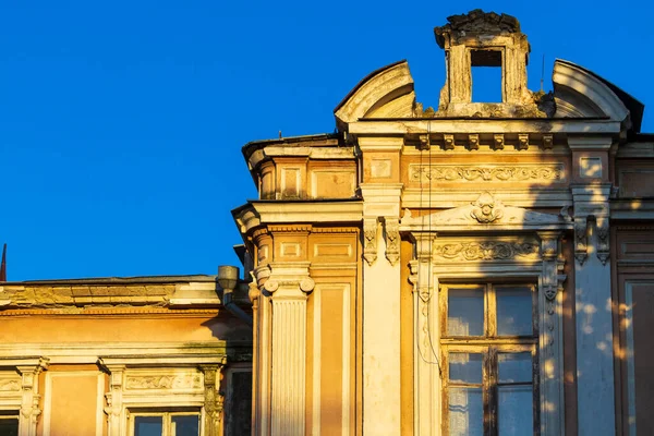 Fațada Clădirii Stare Urgență Care Necesită Restaurare Revizie Elemente Decorative — Fotografie, imagine de stoc