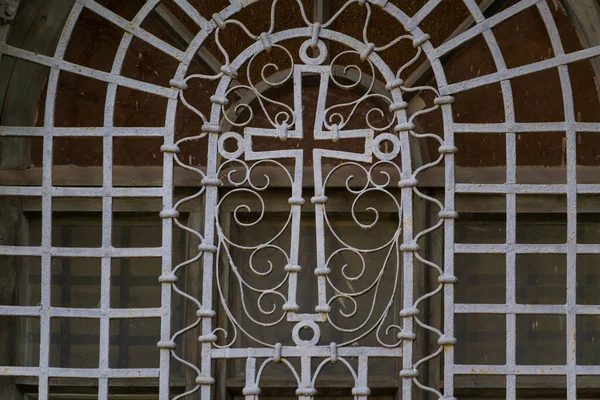 Kratka Kutego Żelaza Oknach Kościoła — Zdjęcie stockowe