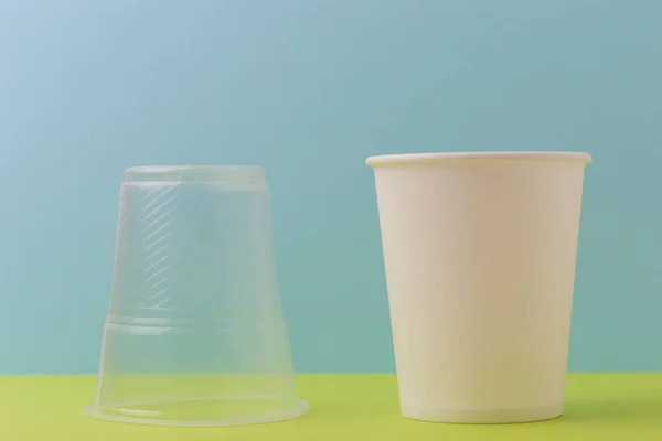 Ters Çevrilmiş Plastik Bardak Renkli Arka Planda Içme Suyu Sıcak — Stok fotoğraf