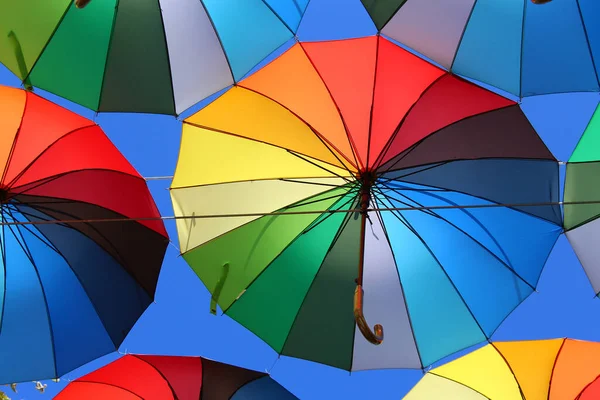 Ombrelli Arcobaleno Una Giornata Sole Estivo Contro Cielo Blu — Foto Stock