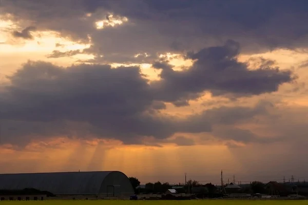 Stormwolken Bedekten Hemel Zon Boven Landbouwhangar Het Veld — Stockfoto