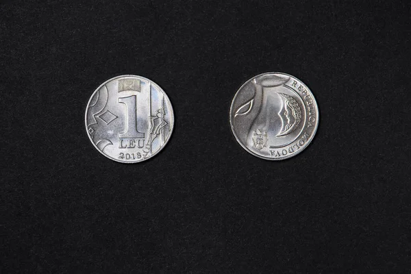 Nueva Moneda Metálica Leu Sobre Fondo Oscuro República Moldavia 2018 —  Fotos de Stock