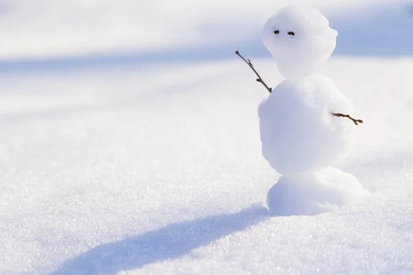 雪人在雪地的背景 冬季期望概念 — 图库照片