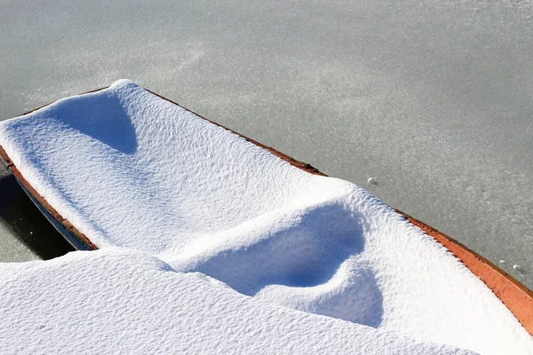 Barco Pesca Sob Uma Camada Neve Gelo Início Inverno Nos — Fotografia de Stock