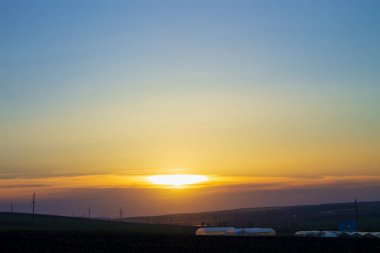 Gün batımında sera siluetleri. Doğal ürünler, sebzeler ve meyveler, sağlıklı gıda ve vejetaryenliğin güzel arka plan teması