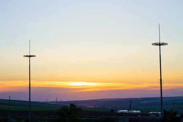 Las Siluetas Los Pararrayos Atardecer Protegiendo Ciudad Los Rayos — Foto de Stock