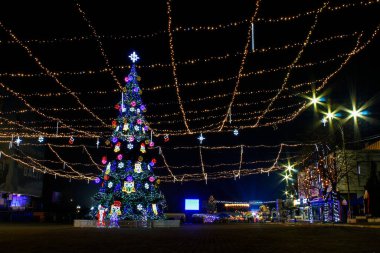 4 Ocak 2018, Balti, Moldova, gece kenti. Yeni yıl ve Noel tatilleri boyunca çelenk ve ışıklarla süslenmiş.