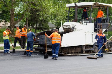 Balti (Beltsy), Moldova, 8 Mayıs 2018 Şehirde asfalt döşeme üzerinde çalış