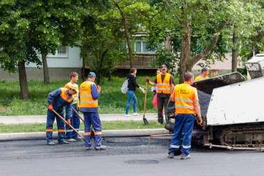 Balti (Beltsy), Moldova, 8 Mayıs 2018 Şehirde asfalt döşeme üzerinde çalış