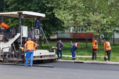 Balti (Beltsy), Moldova, 8 Mayıs 2018 Şehirde asfalt döşeme üzerinde çalış