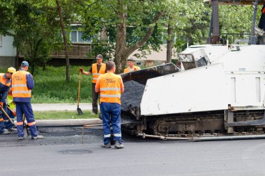 Balti (Beltsy), Moldova, 8 Mayıs 2018 Şehirde asfalt döşeme üzerinde çalış