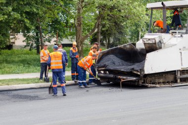 Balti (Beltsy), Moldova, 8 Mayıs 2018 Şehirde asfalt döşeme üzerinde çalış