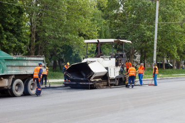 Balti (Beltsy), Moldova, 8 Mayıs 2018 Şehirde asfalt döşeme üzerinde çalış