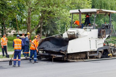 Balti (Beltsy), Moldova, 8 Mayıs 2018 Şehirde asfalt döşeme üzerinde çalış