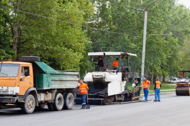 Balti (Beltsy), Moldova, 8 Mayıs 2018 Şehirde asfalt döşeme üzerinde çalış
