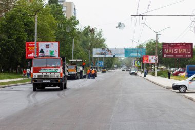 Balti (Beltsy), Moldova, 8 Mayıs 2018 Şehirde asfalt döşeme üzerinde çalış