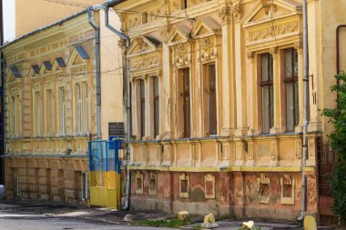 Chernivtsi, Ukrayna, 1 Temmuz 2018 Ulusal Üniversite binası. Kapıları ulusal bayrağın renklerine boyanmış.