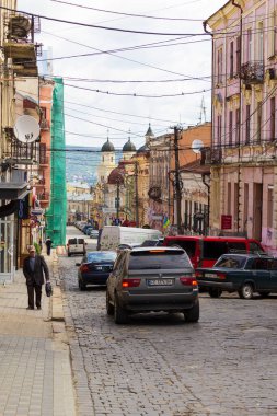 Chernivtsi, Ukrayna, 1 Temmuz 2018 Şehrin tarihi bölgesinde tek yönlü ve eski kaldırım taşları